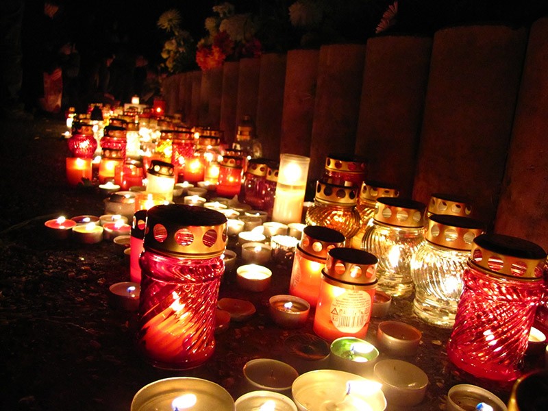 Viele Kerzen auf Friedhof