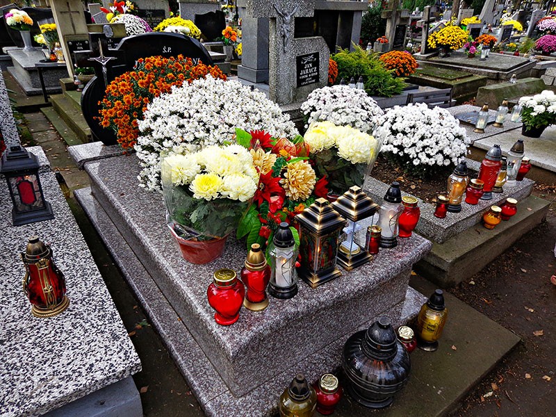 Geschmücktes Grab mit Blumen