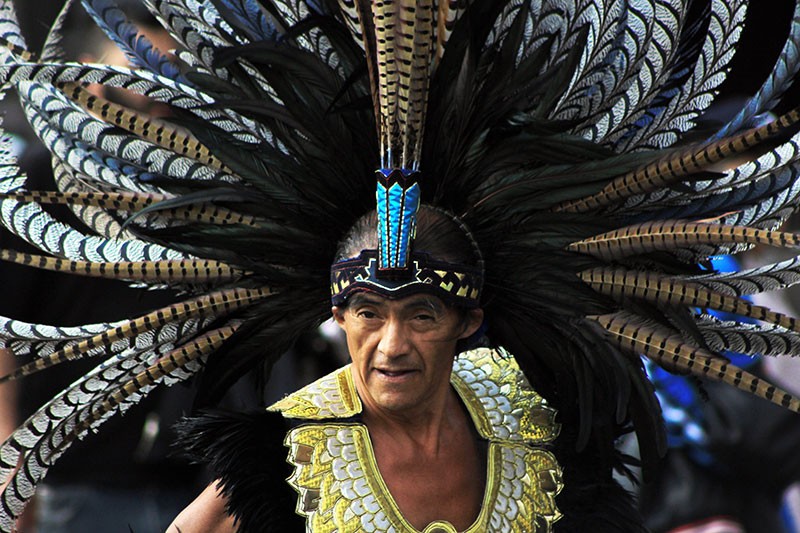Mann als Azteke verkleidet